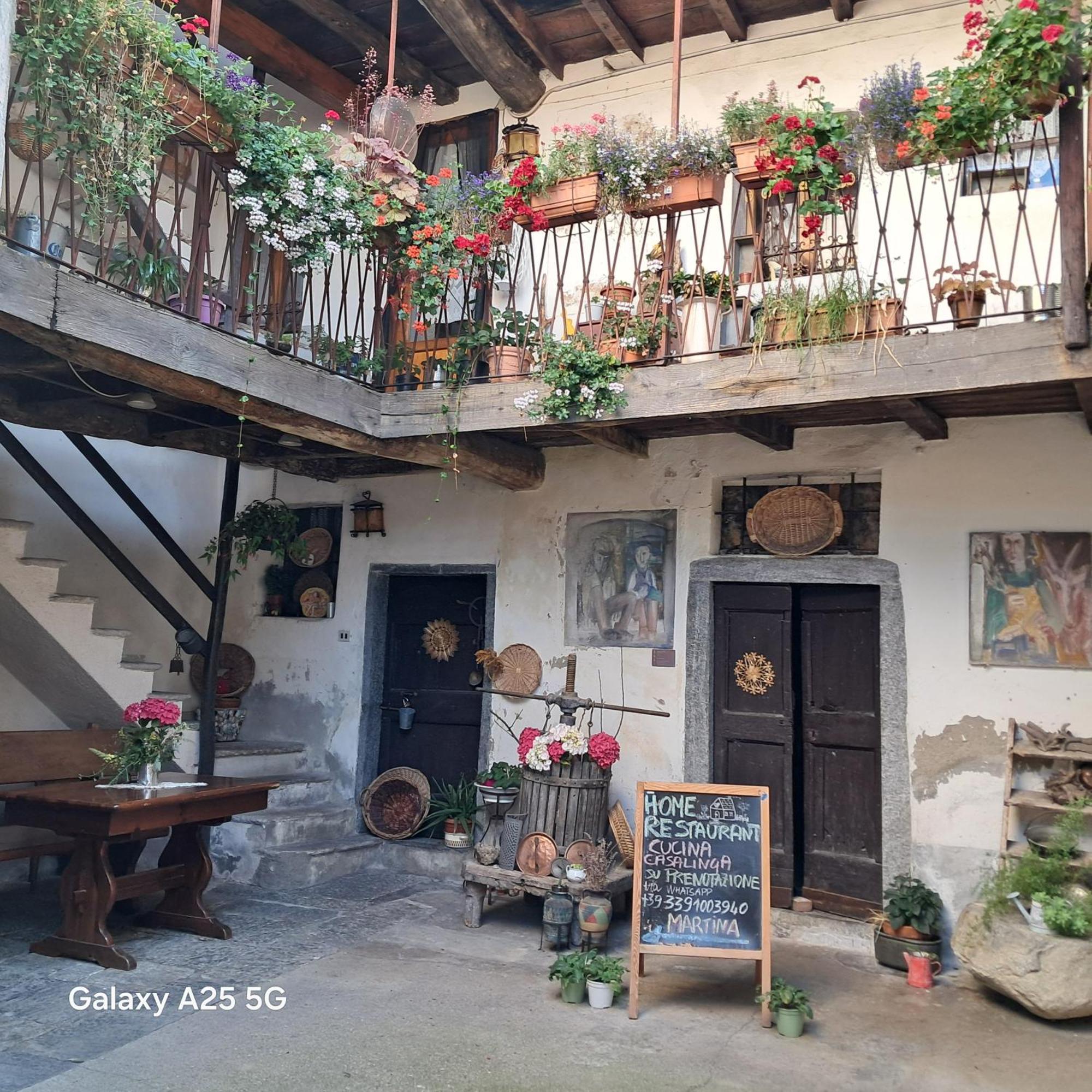 La Stanza Del Bosco Appartement Arcumeggia Buitenkant foto